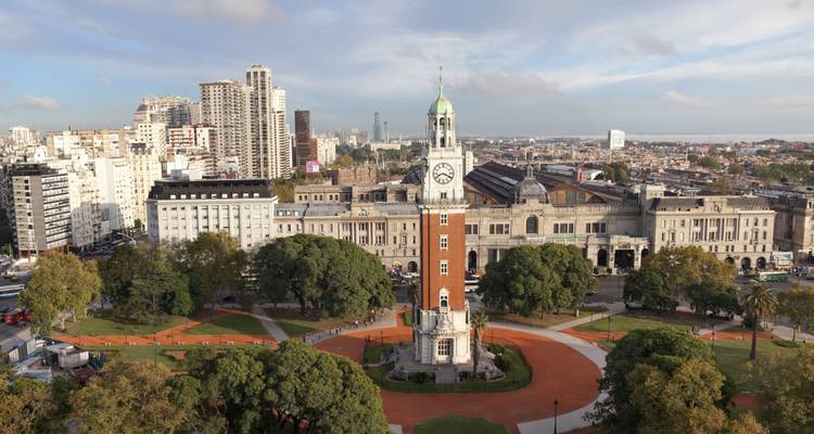 Luftaufnahme des Uhrenturms Torre Monumental und des umliegenden Platzes im Zentrum von Buenos Aires.