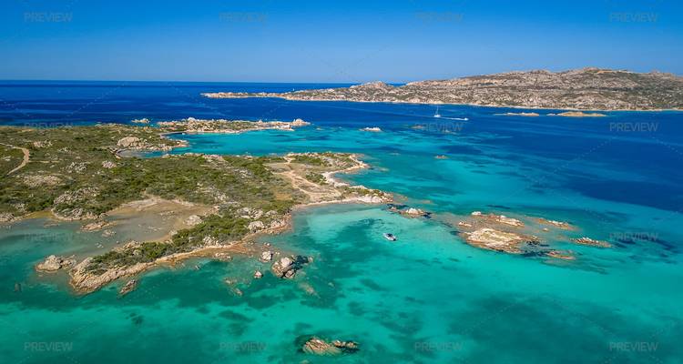 Luftaufnahme von blendend türkisfarbenen Buchten und kleinen Inselchen im Mittelmeer