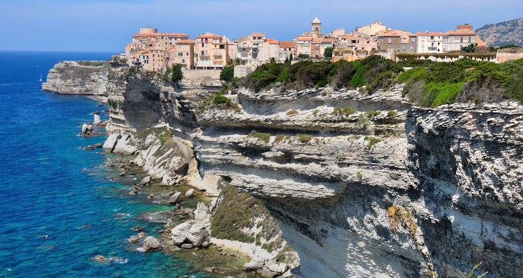 Dramatische Kalksteinklippen, gekrönt von der historischen Stadt Bonifacio über kristallklarem Wasser