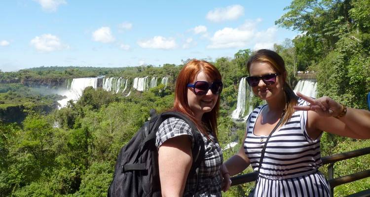Deux femmes posant avec le signe de la paix au point de vue forestier d'Iguazu