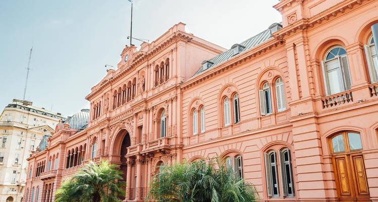 Elegante fachada rosa del histórico palacio gubernamental Casa Rosada