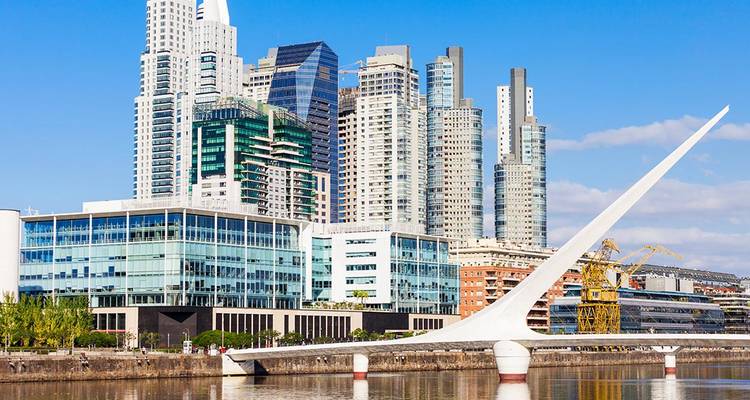 Horizonte moderno de Puerto Madero con rascacielos elegantes y el icónico puente peatonal blanco sobre el puerto