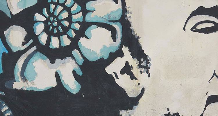 Mural callejero abstracto con rostro estilizado y motivos florales en espiral en tonos azules y crema