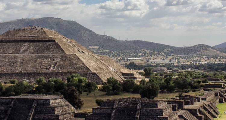 Vue de côté de la massive Pyramide du Soleil s'élevant au-dessus du complexe antique de Teotihuacán.