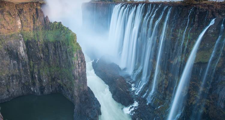Vista aérea dramática de las Cataratas Victoria con agua atronadora precipitándose en una garganta profunda