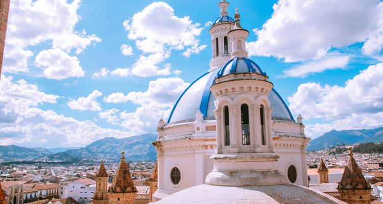 Dôme aux tuiles bleues de la cathédrale de Cuenca s'élevant au-dessus de la ville avec les montagnes en arrière-plan