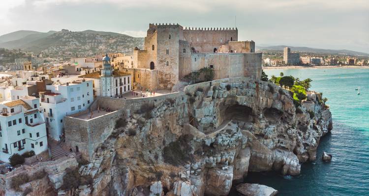 Die dramatische Burg Peñíscola auf der Klippe, die die Küstenlinie über dem funkelnden blauen Meer beherrscht.