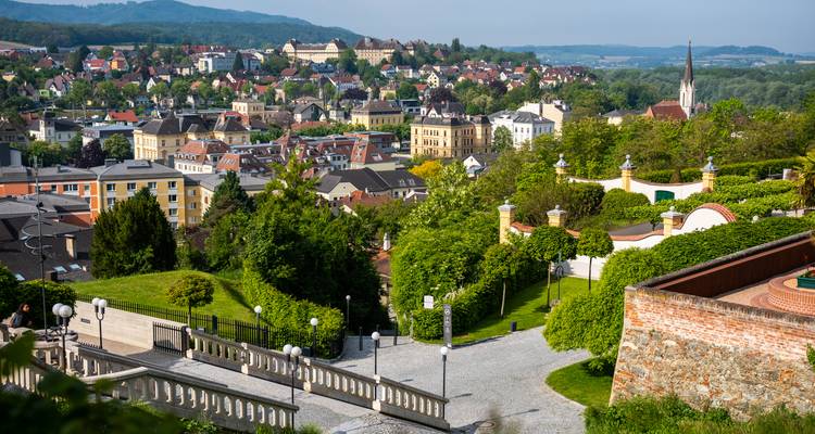 Des terrasses verdoyantes et des toits d'une charmante ville de la vallée de Wachau s'étendent sous des collines vallonnées.