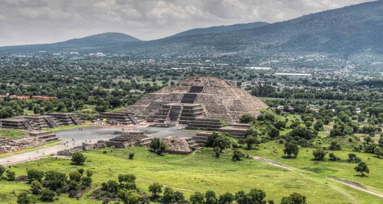 Vue aérienne de la Pyramide de la Lune et du complexe environnant à Teotihuacán.