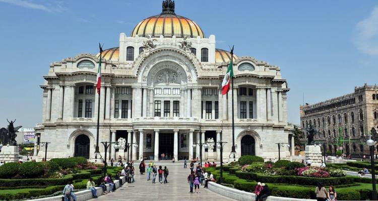 Palacio de Bellas Artes avec des visiteurs et des jardins entretenus.