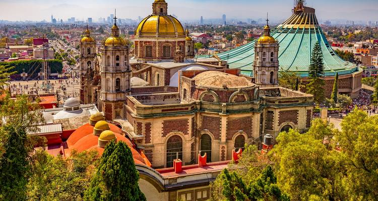 Vue panoramique du complexe de la Basilique de Guadalupe avec ses dômes dorés et verts s'élevant au-dessus de Mexico.