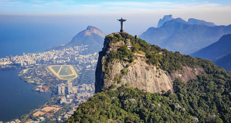 Vue aérienne emblématique de la statue du Christ Rédempteur au sommet du Corcovado surplombant Rio de Janeiro et le Pain de Sucre
