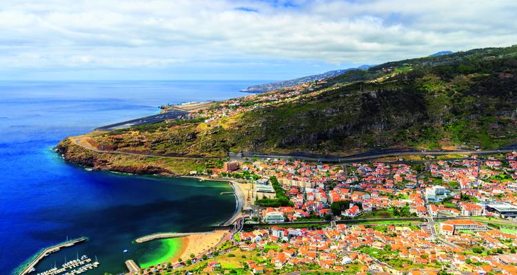 Luftaufnahme der Stadt Funchal, des Hafens und terrassierter Hänge mit Atlantikküste