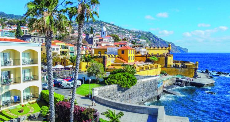 Farbenfrohe historische Festung São Tiago und Küstenpromenade in Funchal mit blauer Atlantik-Kulisse
