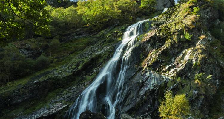 Langer Schleier des Powerscourt Wasserfalls stürzt die üppig grüne Felswand hinab
