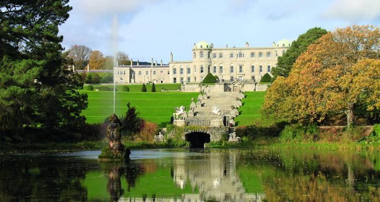 Große formale Gärten und Springbrunnen vor dem stattlichen Powerscourt House