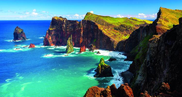 Lebendige Klippen und Felstürme der Ponta de São Lourenço erheben sich über türkisfarbene Atlantikgewässer