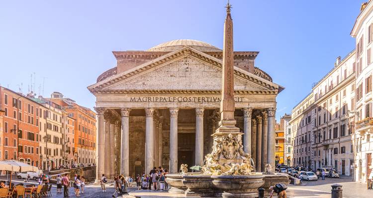 Frontansicht des Pantheons mit Brunnen und Obelisk an einem hellen Morgen