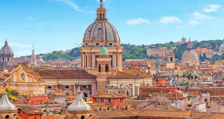 Erhöhte Ansicht von Roms Terrakotta-Dächern und Kirchenkuppeln unter hellem Himmel