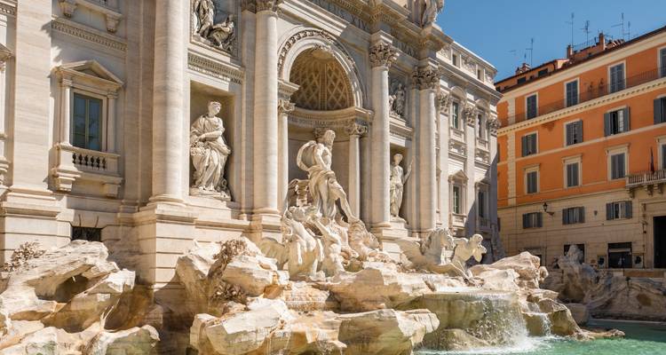 Detaillierte Marmorskulpturen und fließendes Wasser des Trevi-Brunnens