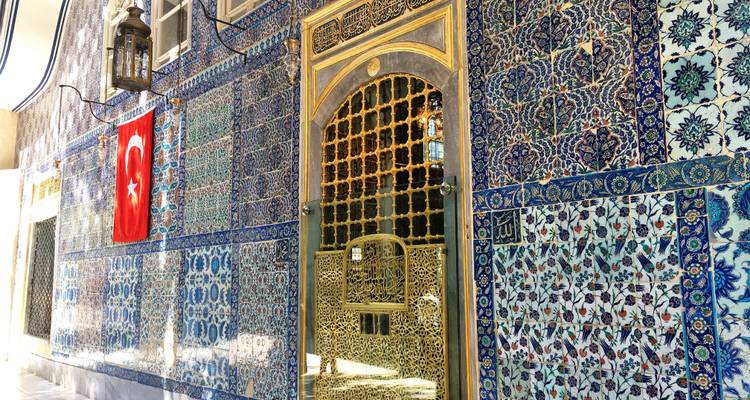 Exquisite blaue Iznik-Fliesenwände und vergoldeter Türrahmen im Harem des Topkapi-Palastes