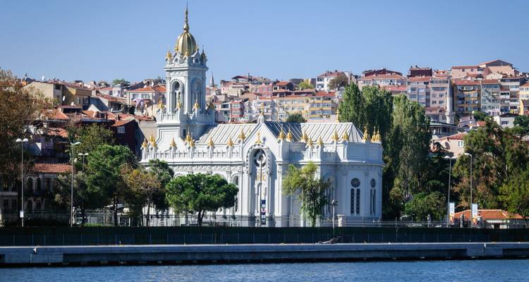 Weiße eiserne bulgarische St. Stefan Kirche mit goldenen Ornamenten neben dem Goldenen Horn