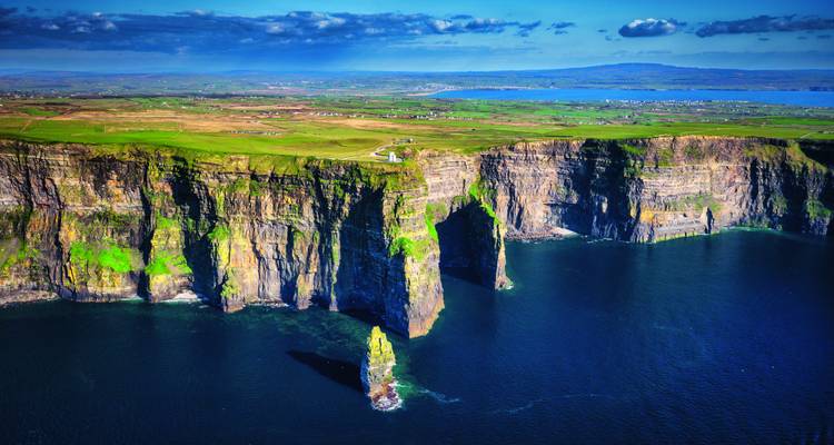 Dramatische Luftaufnahme der Cliffs of Moher, die vertikal aus dem Atlantischen Ozean aufragen.