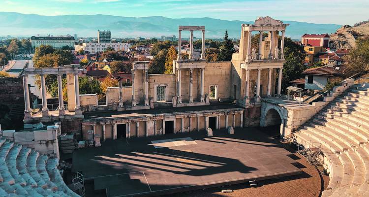 Gut erhaltenes römisches Amphitheater mit Blick auf die Stadt Plovdiv und die Berge dahinter