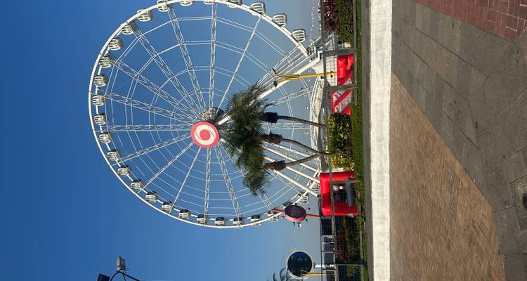 La grande roue blanche La Perla se dresse contre un ciel bleu dégagé sur le front de mer de Guayaquil.
