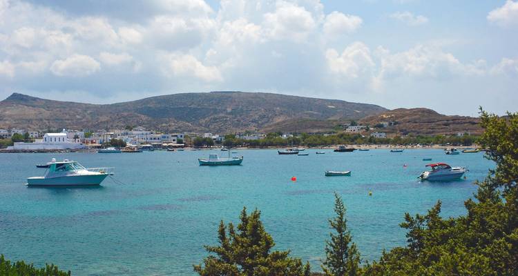 Image en double : village côtier avec des bateaux sur une eau turquoise et des collines basses
