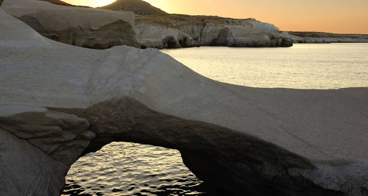 Dupliquer l'image : arche de roche volcanique blanche au coucher du soleil sur mer calme