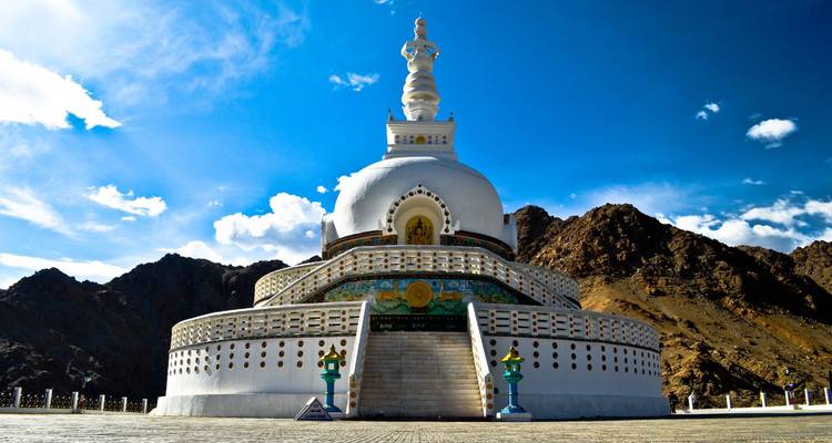Die weiße Shanti Stupa erhebt sich majestätisch gegen einen tiefblauen Himalaya-Himmel.
