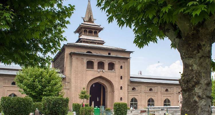 Mosquée historique Jama Masjid encadrée par un feuillage vert à Srinagar.