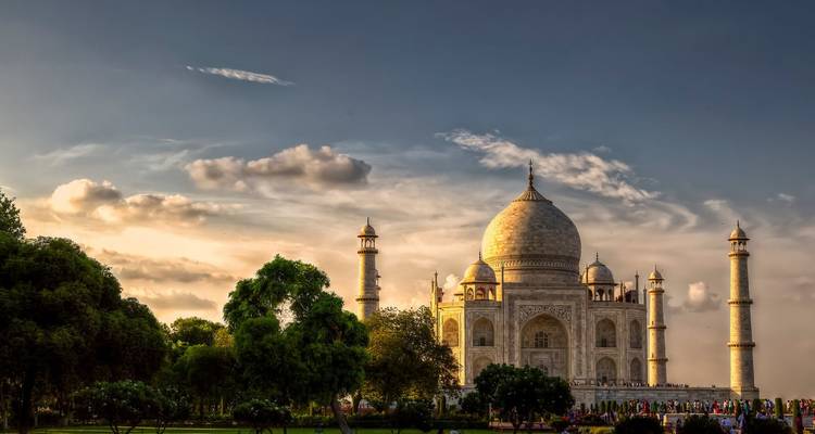 Goldenes Abendlicht, das das Taj Mahal und seine Minarette beleuchtet