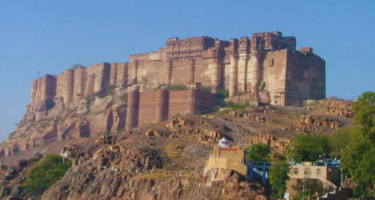 Impresionante Fuerte Mehrangarh dominando la cima rocosa sobre Jodhpur