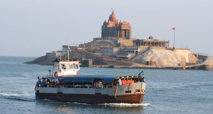 Un ferry de passagers s'approche du mémorial Vivekananda Rock qui se dresse sur une île juste au large de la côte.