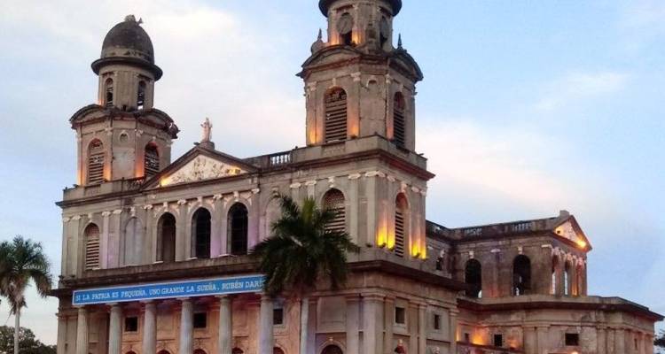 La iluminada antigua Catedral de Managua se alza orgullosa contra un cielo vespertino de colores pastel.