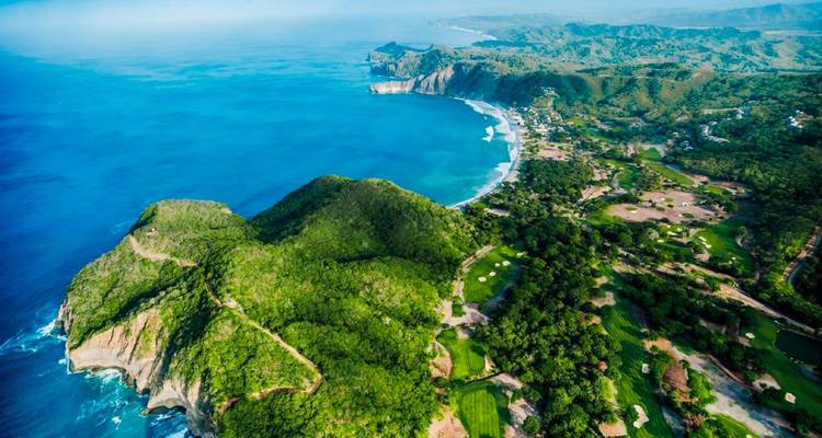 Una vista aérea dramática muestra promontorios verdes exuberantes y aguas turquesas del Pacífico a lo largo de la costa de Nicaragua.