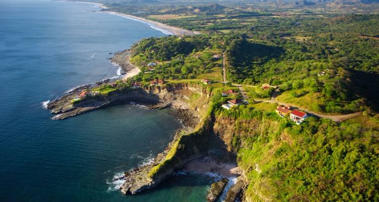 Las villas en los acantilados contemplan calas escarpadas y el océano azul ondulante en la costa del Pacífico de Nicaragua.