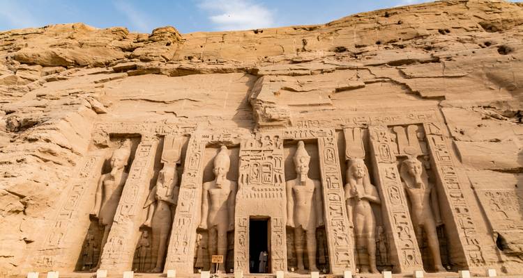 Die kolossale Fassade des Abu Simbel Tempels, geschmückt mit vier stehenden Pharaonen und kunstvollen Hieroglyphen, erstrahlt im Nachmittagslicht.