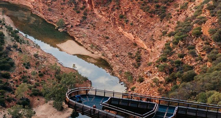 Plateforme de passerelle surélevée surplombant une gorge spectaculaire de roches rouges et une rivière sinueuse dans le parc national de Kalbarri.