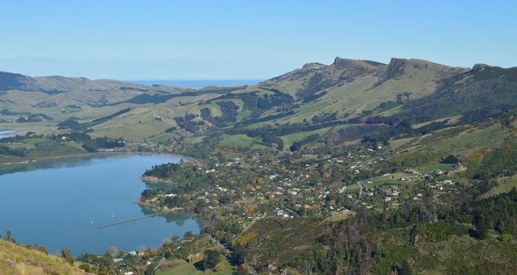 Vue aérienne de la baie tranquille et des collines vertes autour du port de Lyttelton