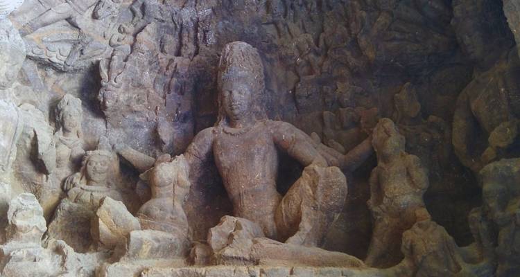 Oud-Hindoeïstische grot reliëfsculptuur die goden uitbeeldt op Elephanta Eiland