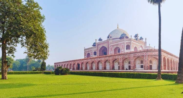 Humayun's Tombe met gemanicuurde groene gazons onder de heldere hemel van Delhi