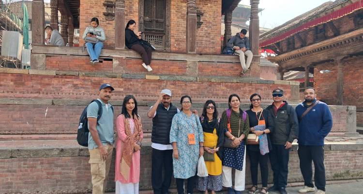 Reisegruppe posiert vor Backsteinschrein am Kathmandu Durbar Square.