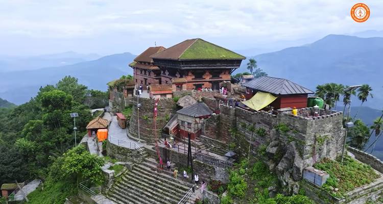 Le complexe du temple de Manakamana couronne un sommet verdoyant, accessible par un escalier raide et un téléphérique.