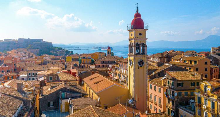 Vue aérienne du clocher de la vieille ville de Corfou et des toits pastel surplombant la mer Ionienne.