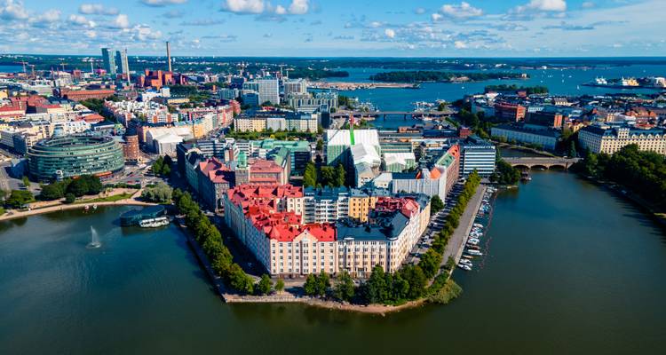 Vue aérienne haute résolution de la péninsule d'Helsinki entourée d'eau bleue scintillante