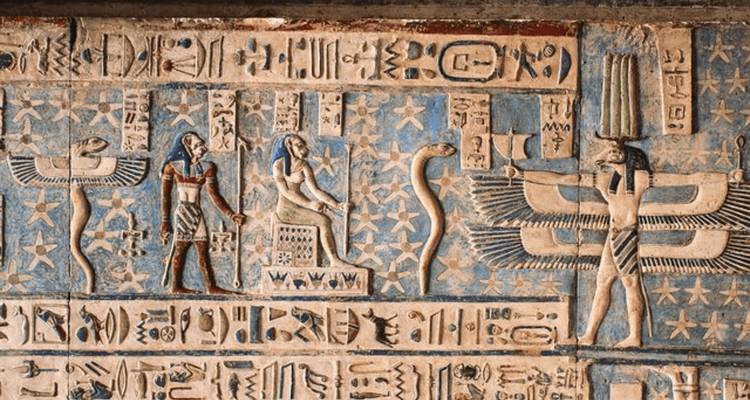 Relieves y jeroglíficos del techo pintados de azul vívido representan deidades y símbolos del antiguo Egipto con un detalle impactante.