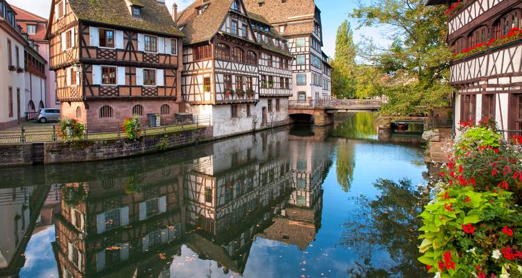 Charmanter Kanal gesäumt von Fachwerkhäusern und Blumenkästen im Straßburger Stadtviertel Petite France